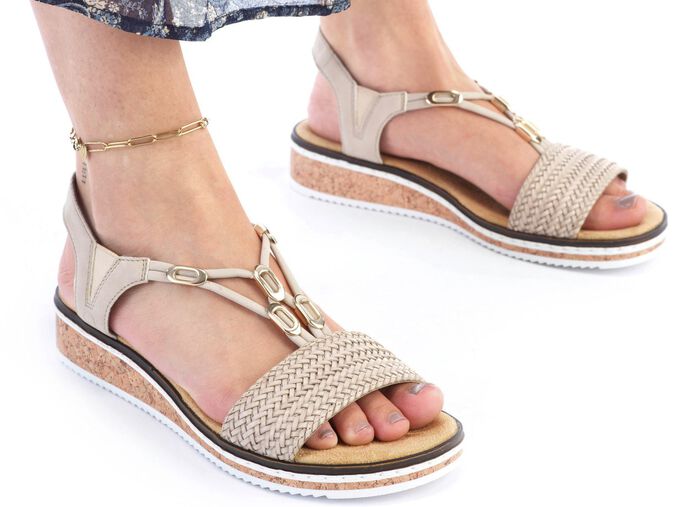 Rieker sandaal met vlechtwerk en metalen decoratie BEIGE